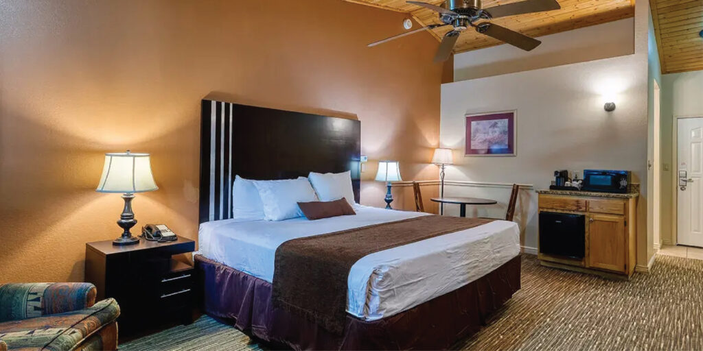 Unwind in Style: Deluxe King with Fireplace at Majestic Mountain Inn Payson